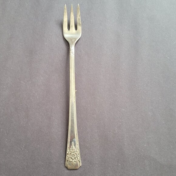 Vintage Wm A Rogers IS Silver Plate Seafood Fork With Ornate Floral Design - Picture 1 of 6